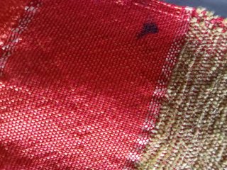 Colcha oriental multicolor con detalles dorados