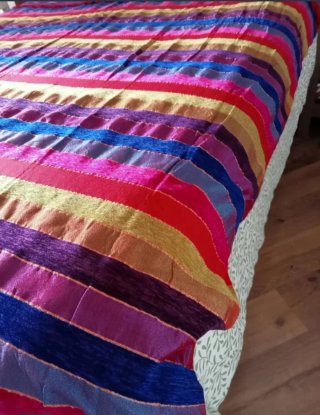 Colcha oriental multicolor con detalles dorados