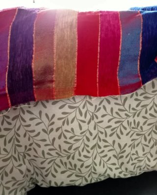 Colcha oriental multicolor con detalles dorados
