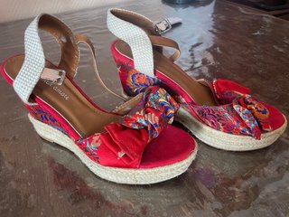 Sandalias cuña tacón estampado floral