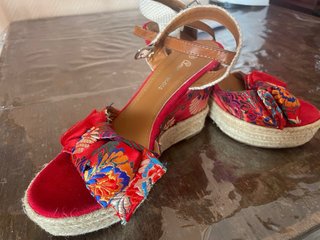 Sandalias cuña tacón estampado floral