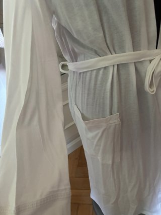 Bata blanca con cinturón y bolsillos