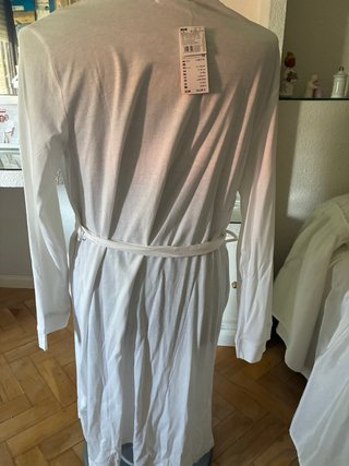Bata blanca con cinturón y bolsillos