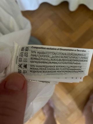 Bata blanca con cinturón y bolsillos