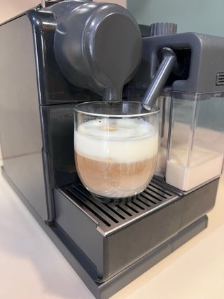 Cafetera Nespresso lattissima touch Negra