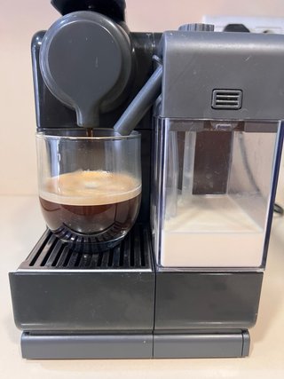 Cafetera Nespresso lattissima touch Negra