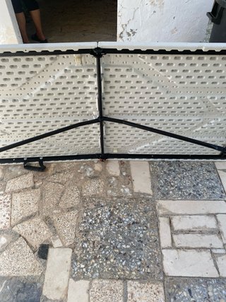 Tavolo pieghevole in plastica e metallo