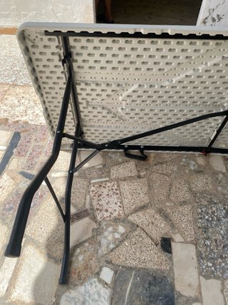 Tavolo pieghevole in plastica e metallo