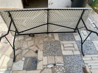 Tavolo pieghevole in plastica e metallo