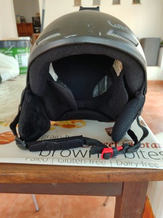 Casco negro con soporte GoPro
