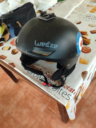 Casco negro con soporte GoPro