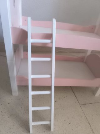 Litera de juguete rosa y blanca