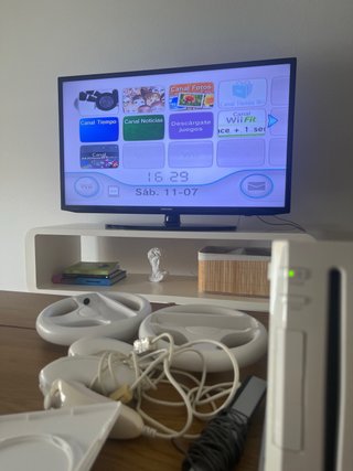 Nintendo Wii con 2 volantes y 3 joysticks