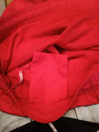 Bañador rojo chico joven