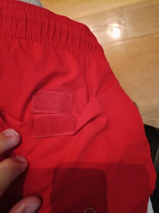 Bañador rojo chico joven