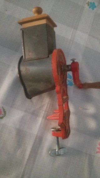 Molinillo de café antiguo con manivela