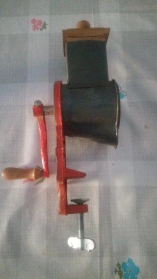 Molinillo de café antiguo con manivela