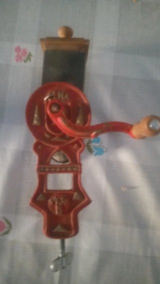 Molinillo de café antiguo con manivela