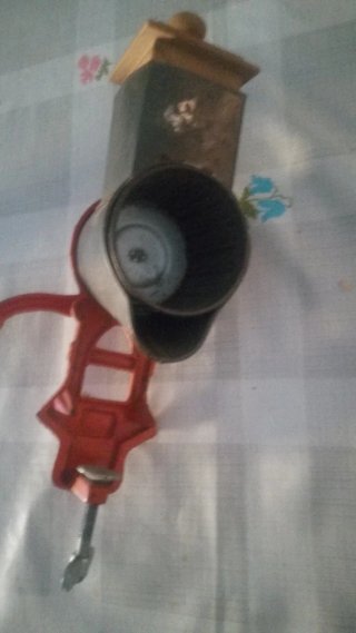 Molinillo de café antiguo con manivela