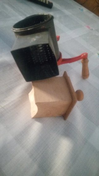 Molinillo de café antiguo con manivela
