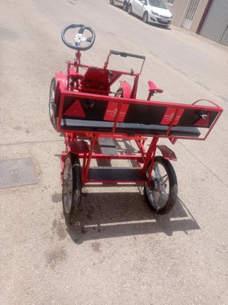 Cuatriciclo artesanal rojo