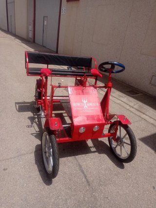 Cuatriciclo artesanal rojo