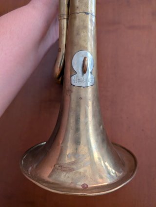 Trompeta de latón antigua