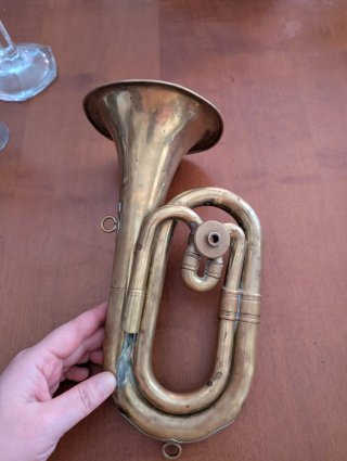 Trompeta de latón antigua