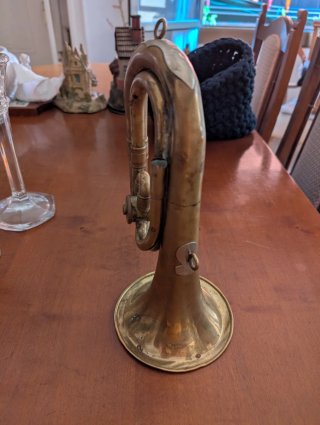 Trompeta de latón antigua