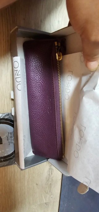 Estuche morado de piel con cremallera dorada