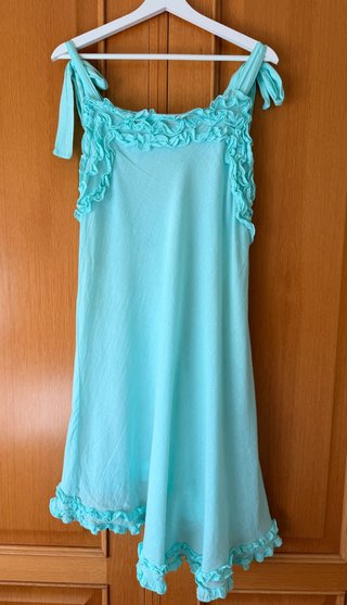 Vestido playero turquesa con volantes
