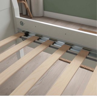 Due letti singoli per bambini bianchi in legno gemelli