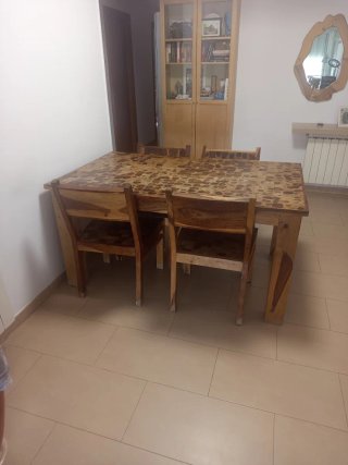 Mesa de comedor y 4 sillas de madera natural