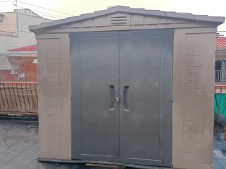 Caseta de resina beige y gris
