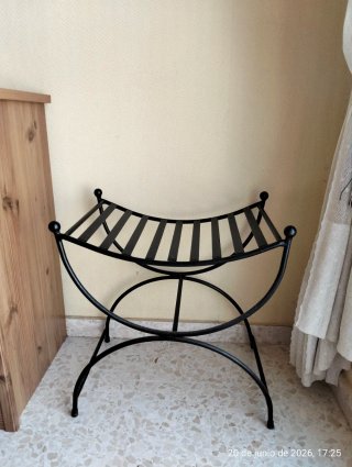 Dormitorio. Cabecero,2 mesitas,2 lamparas y sillon