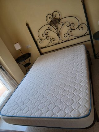 Dormitorio. Cabecero,2 mesitas,2 lamparas y sillon