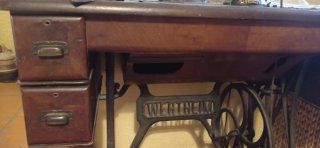 Máquina de coser antigua con mesa Wertheim