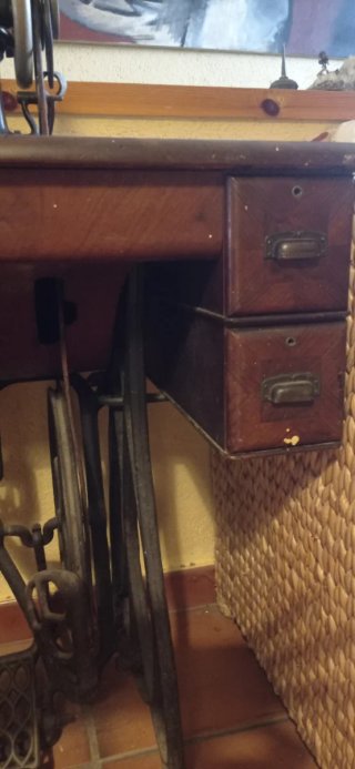 Máquina de coser antigua con mesa Wertheim