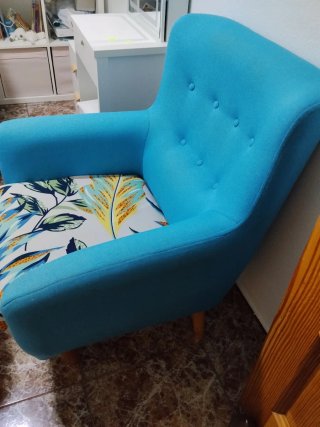 Sillón azul con cojín estampado sin uso