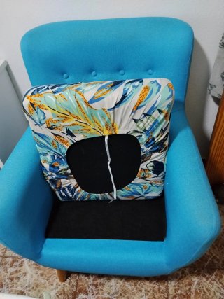 Sillón azul con cojín estampado sin uso