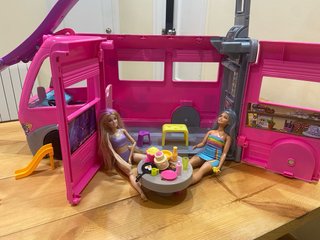 Caravana Barbie Dream Camper con tobogán