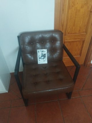 Sillón moderno marrón