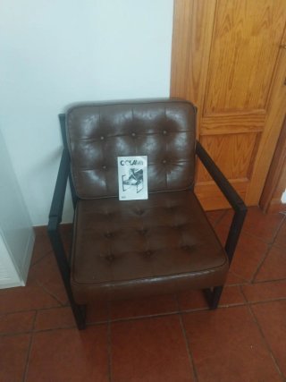 Sillón moderno marrón
