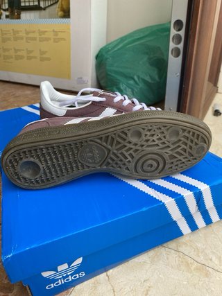 Zapatillas Adidas Marrones y Blancas