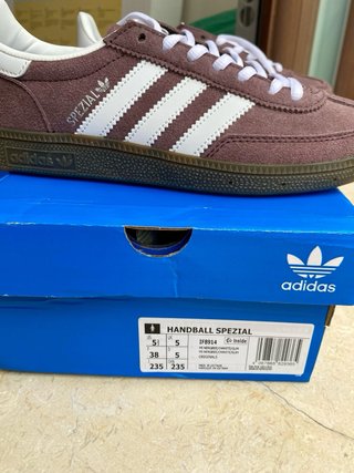 Zapatillas Adidas Marrones y Blancas