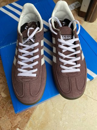 Zapatillas Adidas Marrones y Blancas