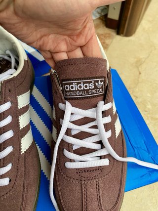 Zapatillas Adidas Marrones y Blancas