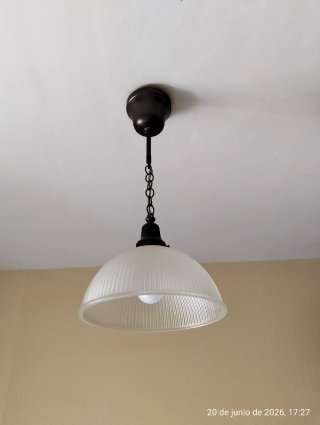 Lámpara de techo colgante de metal y cristal.