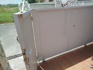 Puerta corredera con puerta de paso