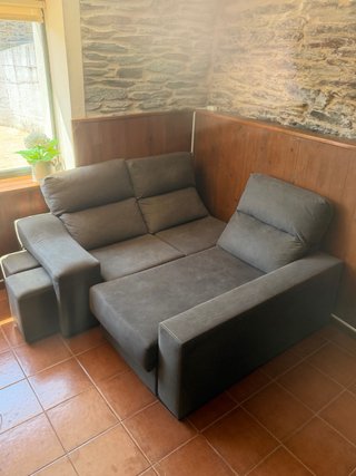 Sofá chaise longue gris oscuro con butacones